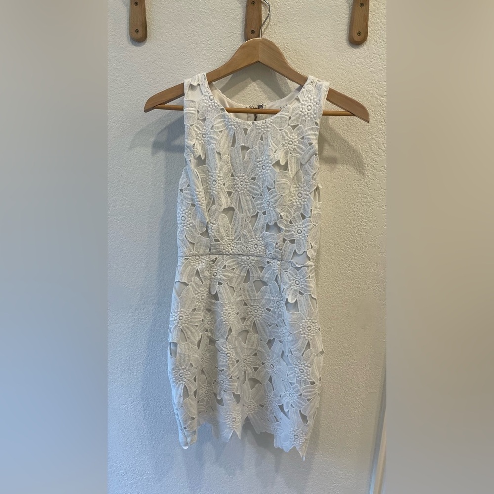ASTR The Label White Textured Floral Lace Sleeveless Bodycon Dress Size Small - Picture 2 of 3